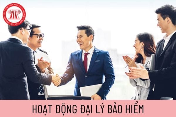Một nhóm nhân viên đại lý bảo hiểm đang họp bàn công việc
