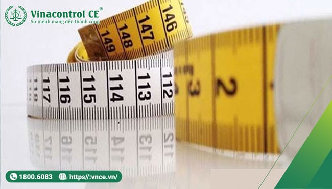 Một thước đo đang đo chiều dài của một vật thể, minh họa khái niệm chiều dài là gì trong thực tế
