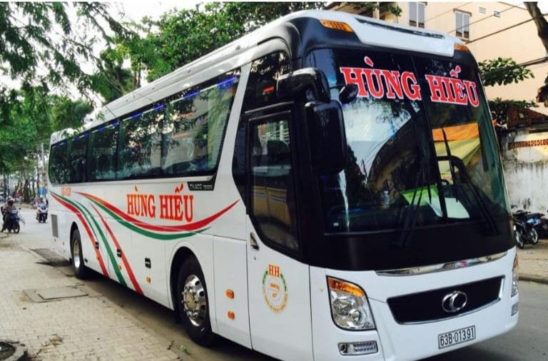 Một trong những xe khách của nhà xe Hùng Hiếu, sẵn sàng phục vụ hành khách trên tuyến Sài Gòn đi Tiền Giang
