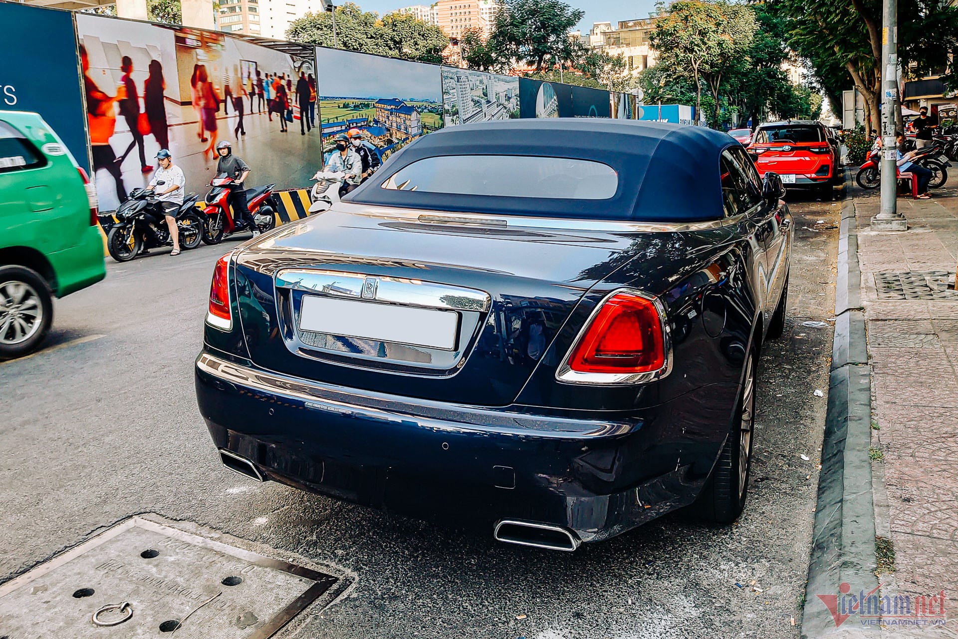 Mui vải mềm đang mở của chiếc Rolls Royce mui trần