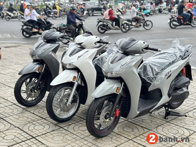 Nam giới cao 1m65 thử ngồi trên xe Honda SH 350i màu xanh lam để đánh giá sự phù hợp với chiều cao yên.