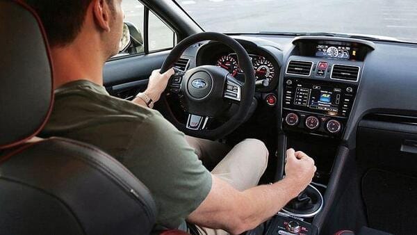 Nắm rõ các nguyên tắc và mẹo lái xe an toàn khi dừng đèn đỏ giúp tránh rủi ro và chi phí không đáng có