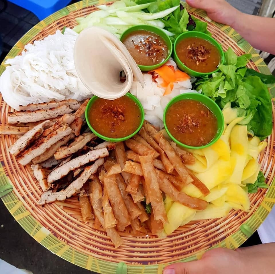 Nem nướng vàng ruộm, hấp dẫn tại Nem Nướng Ngọc Yến, quán ngon Bình Dương bình dân nhưng cực hút khách.