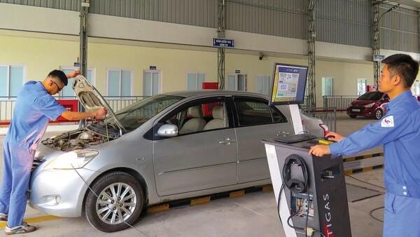 Nếu mua xe từ tỉnh khác, việc kiểm tra lưu hành và đổi sổ đăng kiểm mới là bước bắt buộc để hoàn tất thủ tục