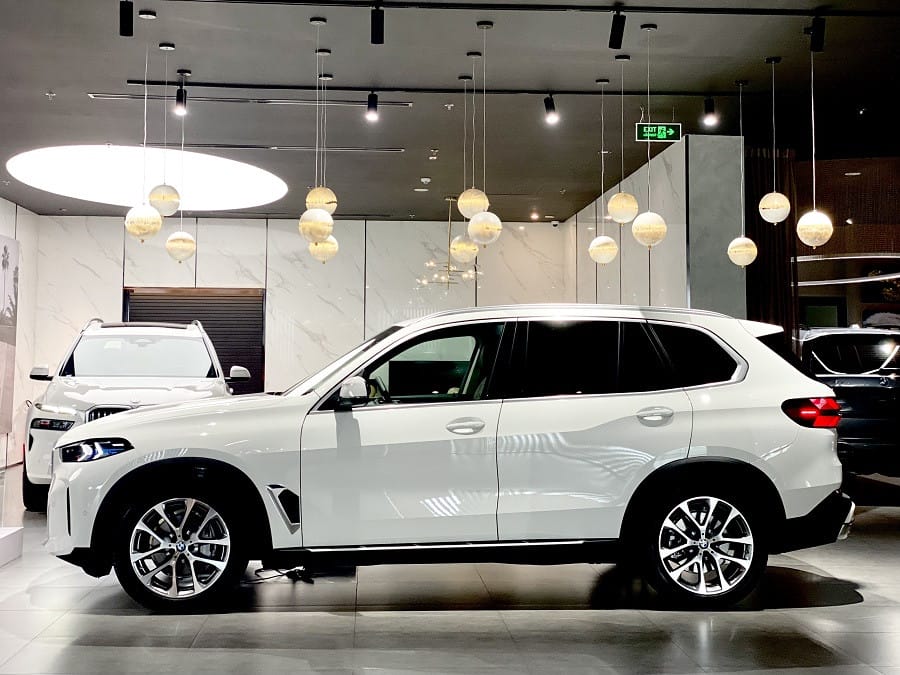 Ngoại thất BMW X5 xDrive40i xLine màu xám nhìn từ góc nghiêng