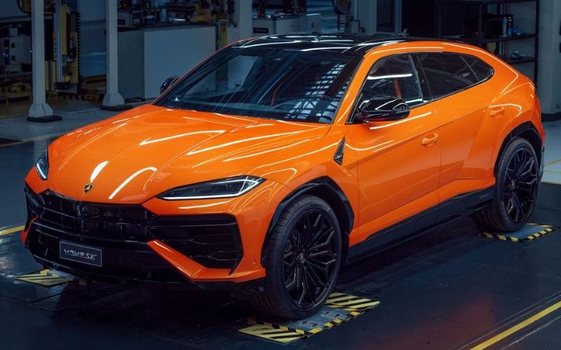 Ngoại thất Lamborghini Urus kết hợp nét thể thao của Huracan và Aventador, tạo nên phong cách độc đáo.