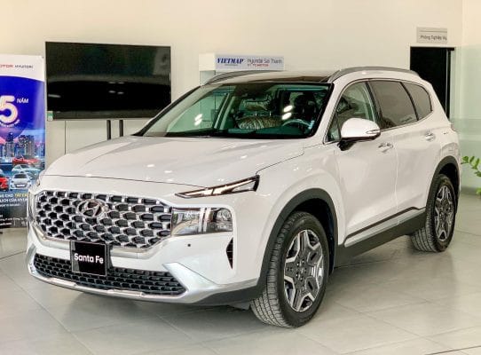 Ngoại thất mạnh mẽ của Hyundai SantaFe 2024, thể hiện sự lột xác về thiết kế và nâng cao giá trị của giá xe SantaFe 2024.