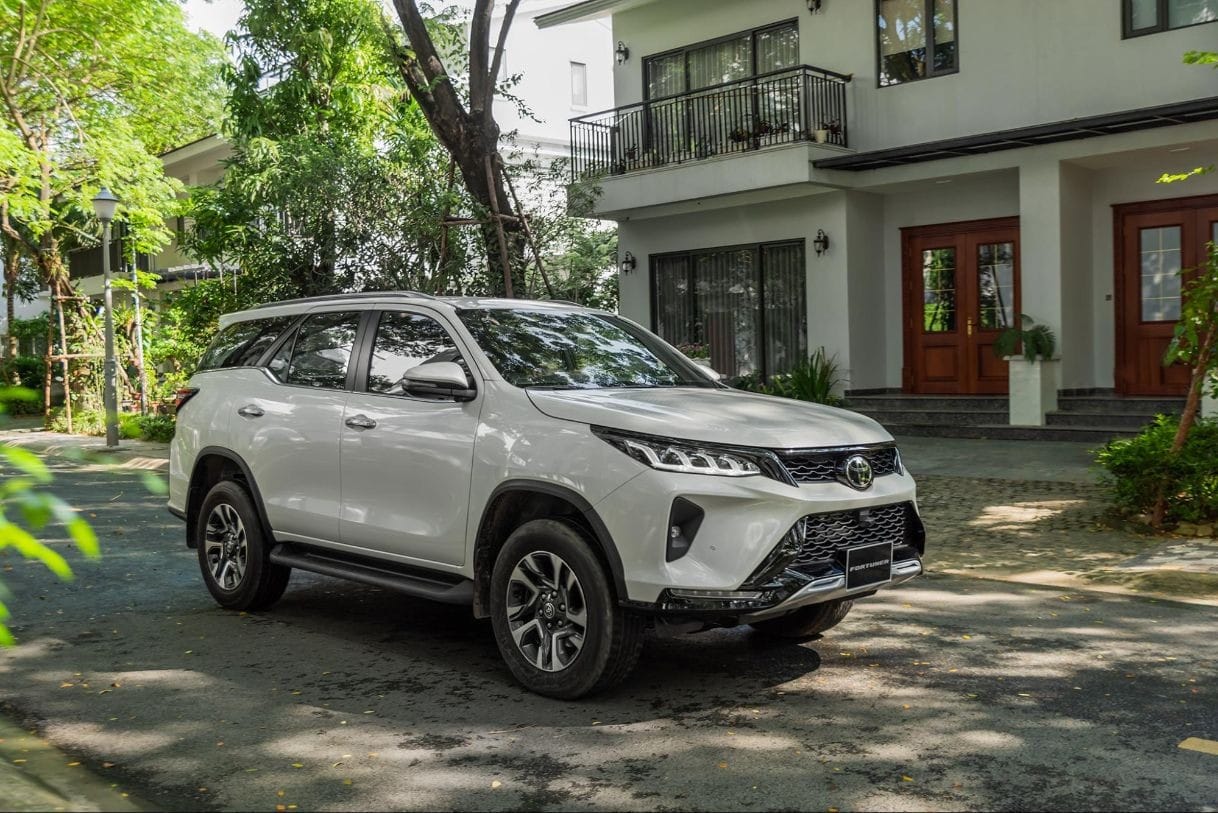 Ngoại thất mạnh mẽ của xe Fortuner 7 chỗ máy dầu màu trắng