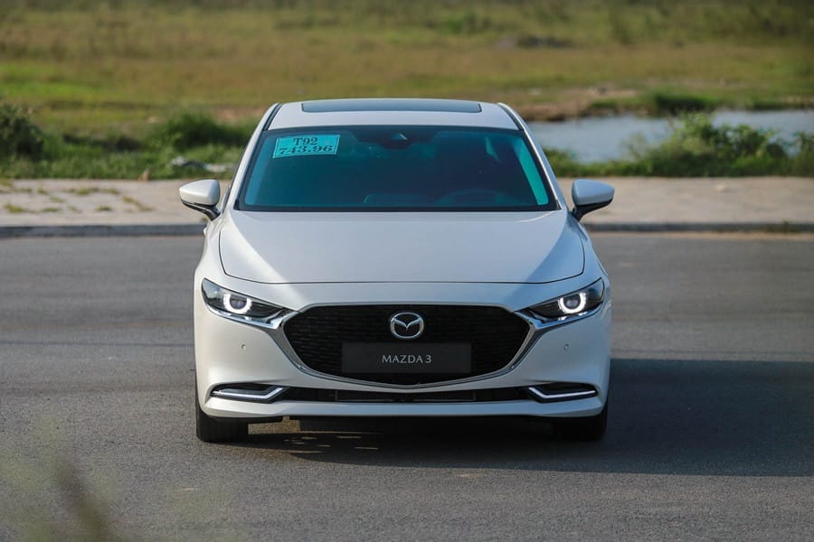 Ngoại thất Mazda 3 đỏ bản sedan với thiết kế Kodo