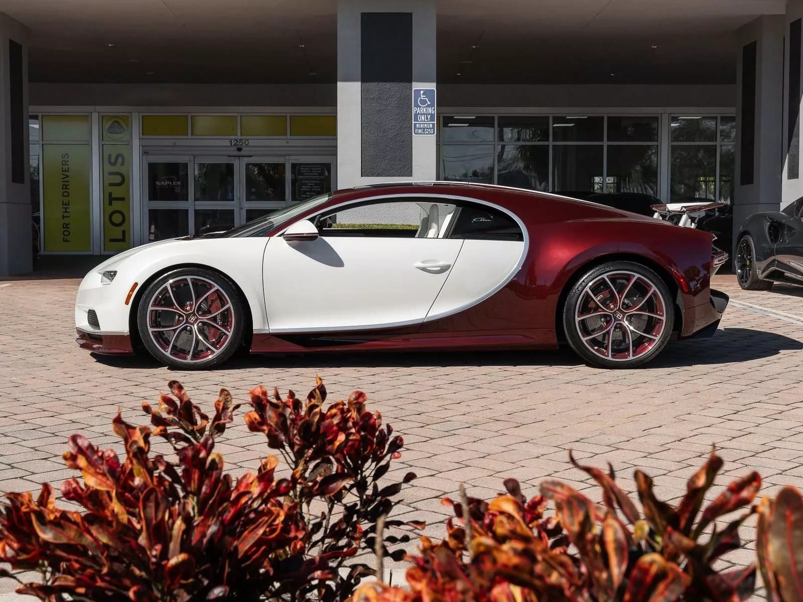 Ngoại thất Rolls-Royce Wraith màu bạc đỏ, tham khảo Bugatti Chiron giá bao nhiêu