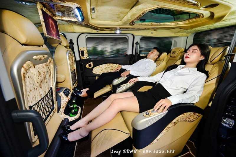 Ngoại thất sang trọng của Ford Tourneo Limousine 7 chỗ, phản ánh mức giá xe limousine 7 chỗ xứng tầm