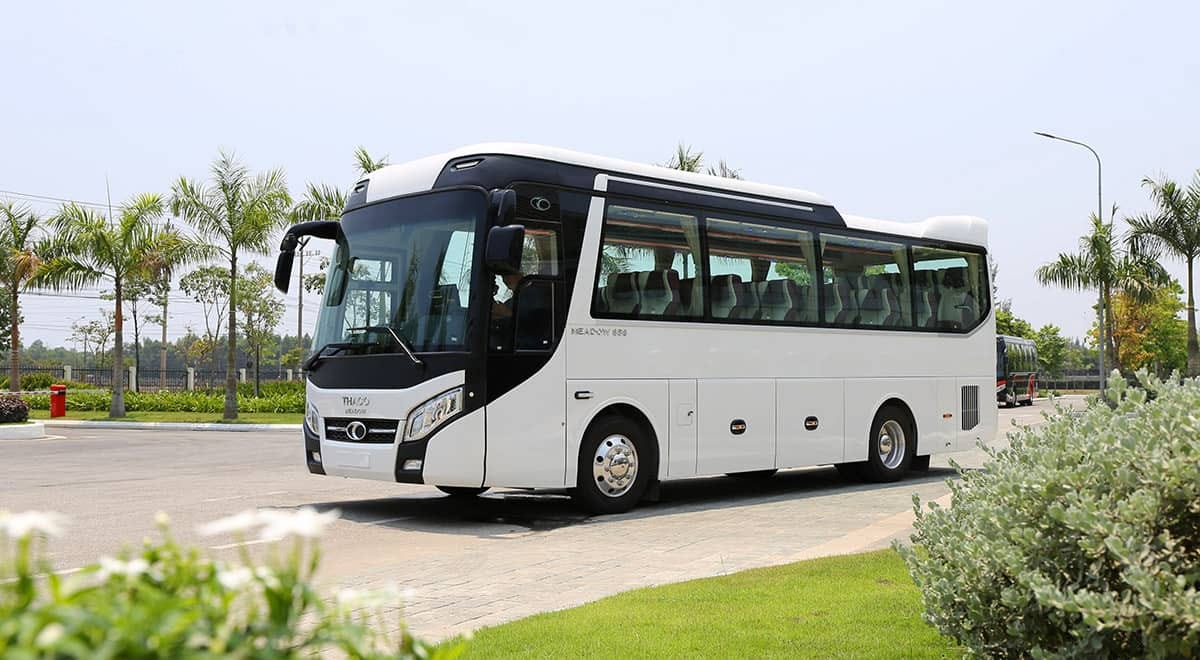 Ngoại thất Thaco Meadow 85S - xe 35 chỗ hiện đại