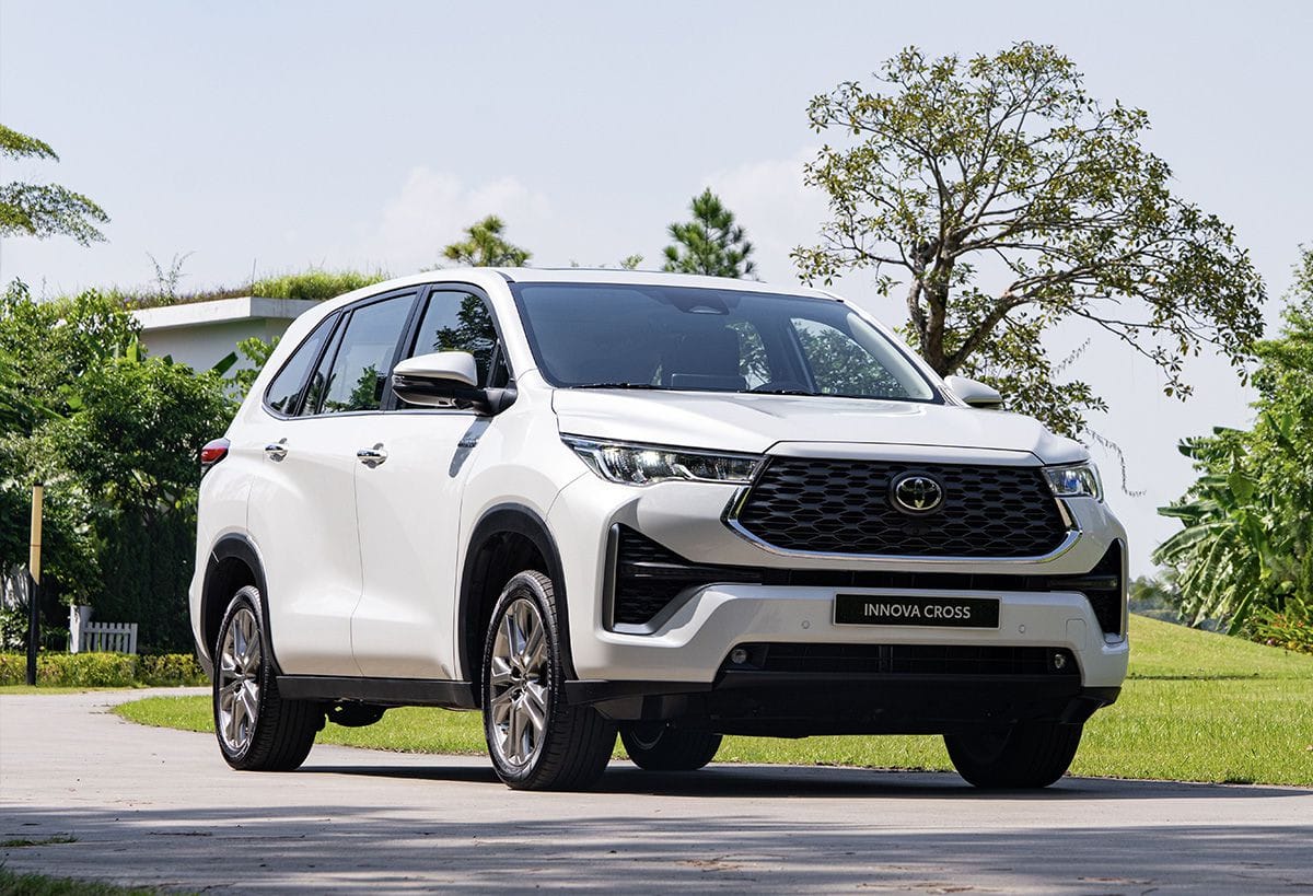 Ngoại thất Toyota Innova Cross 2025 với thiết kế SUV hiện đại và mạnh mẽ, mẫu xe 7 chỗ mới của Toyota.