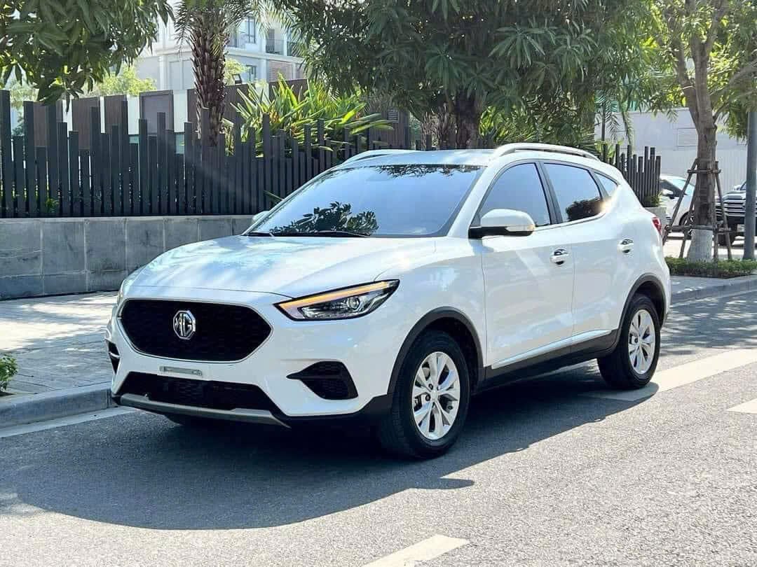 Ngoại thất trắng của MG ZS STD, nhấn mạnh vẻ trẻ trung của dòng xe MG 5 chỗ gầm cao