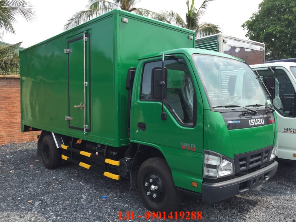 Ngoại thất xe tải Isuzu 2.9 tấn với kính chắn gió lớn và gương chiếu hậu