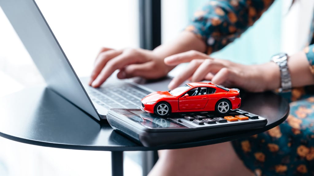Người bán và người mua giao dịch xe ô tô cũ trên nền tảng đăng tin bán xe miễn phí
