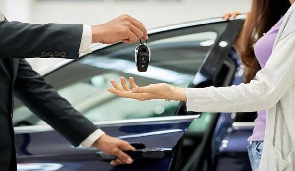 Người bán xe và người mua thực hiện rút hồ sơ gốc ô tô khi chuyển quyền sở hữu