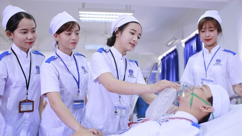 Người cung Cự Giải sinh tháng 7 cung hoàng đạo làm công việc y tá, thể hiện sự quan tâm