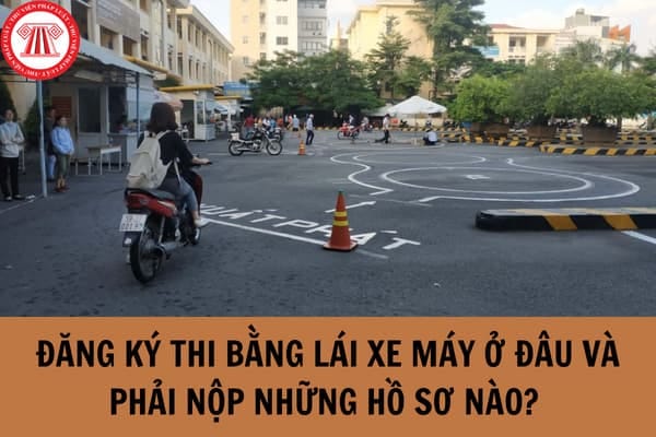 Người dân đang đăng ký hồ sơ thi bằng lái xe máy, tìm hiểu chi phí thi bằng lái xe bao nhiêu tiền