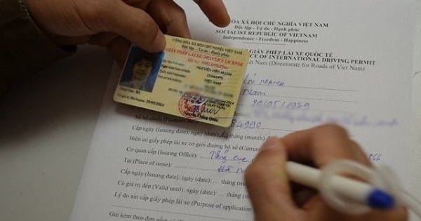 Người dân đang thực hiện thủ tục cấp đổi giấy phép lái xe tại cơ quan chức năng, liên quan đến các quy định mới về bằng b1, b2 lái xe gì.