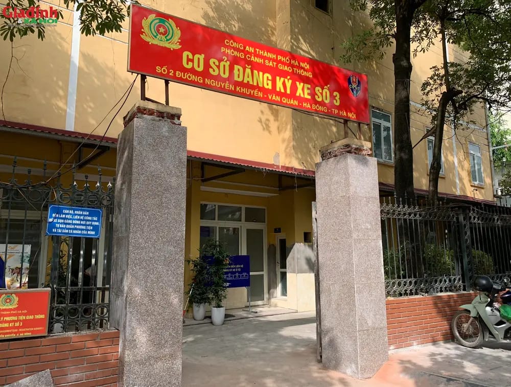 Người dân đến cơ quan công an địa phương để tiến hành thủ tục đăng ký xe máy điện