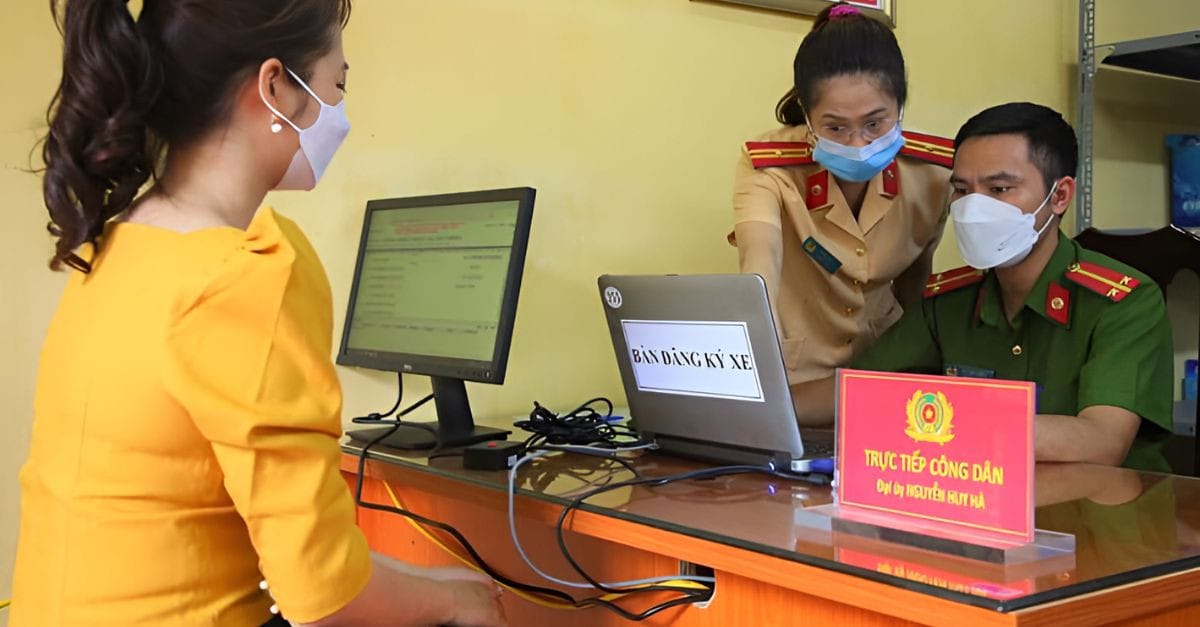 Người dân nộp hồ sơ đăng ký biển số xe 22 tại phòng CSGT Tuyên Quang