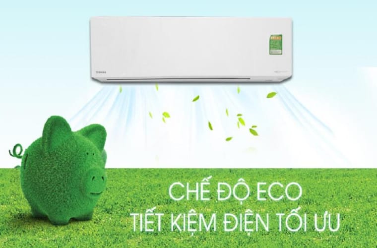 Người đàn ông đang bấm nút Eco trên remote máy lạnh để kích hoạt chế độ tiết kiệm năng lượng