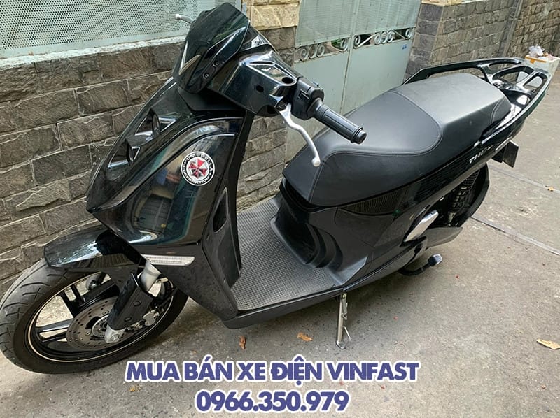 Người đàn ông đang kiểm tra chi tiết xe điện VinFast cũ TPHCM trước khi mua