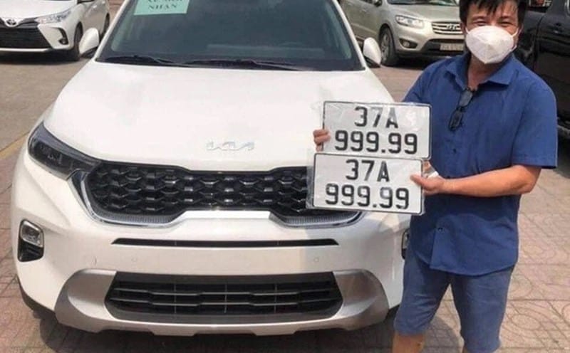 Người đàn ông đang tập trung bấm biển số xe điện tử.