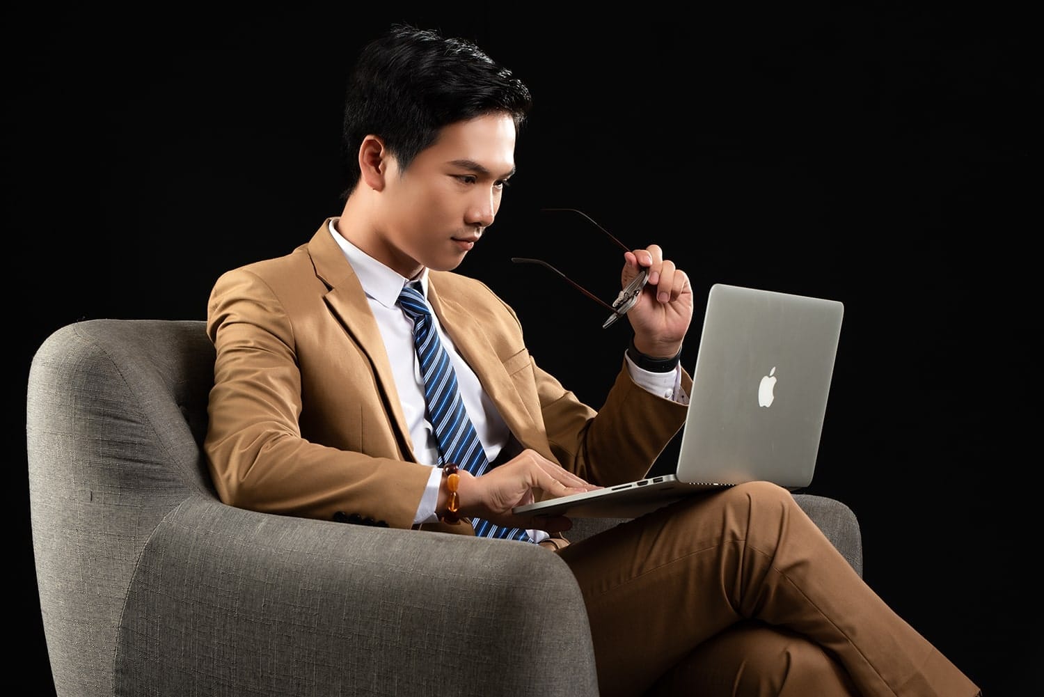 Người đàn ông lịch lãm tuổi Tân Dậu