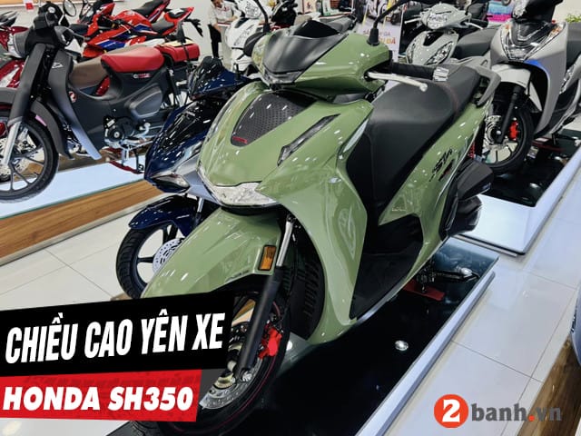 Người đàn ông ngồi trên xe SH 350i màu đỏ, minh họa chiều cao yên xe và tư thế lái.