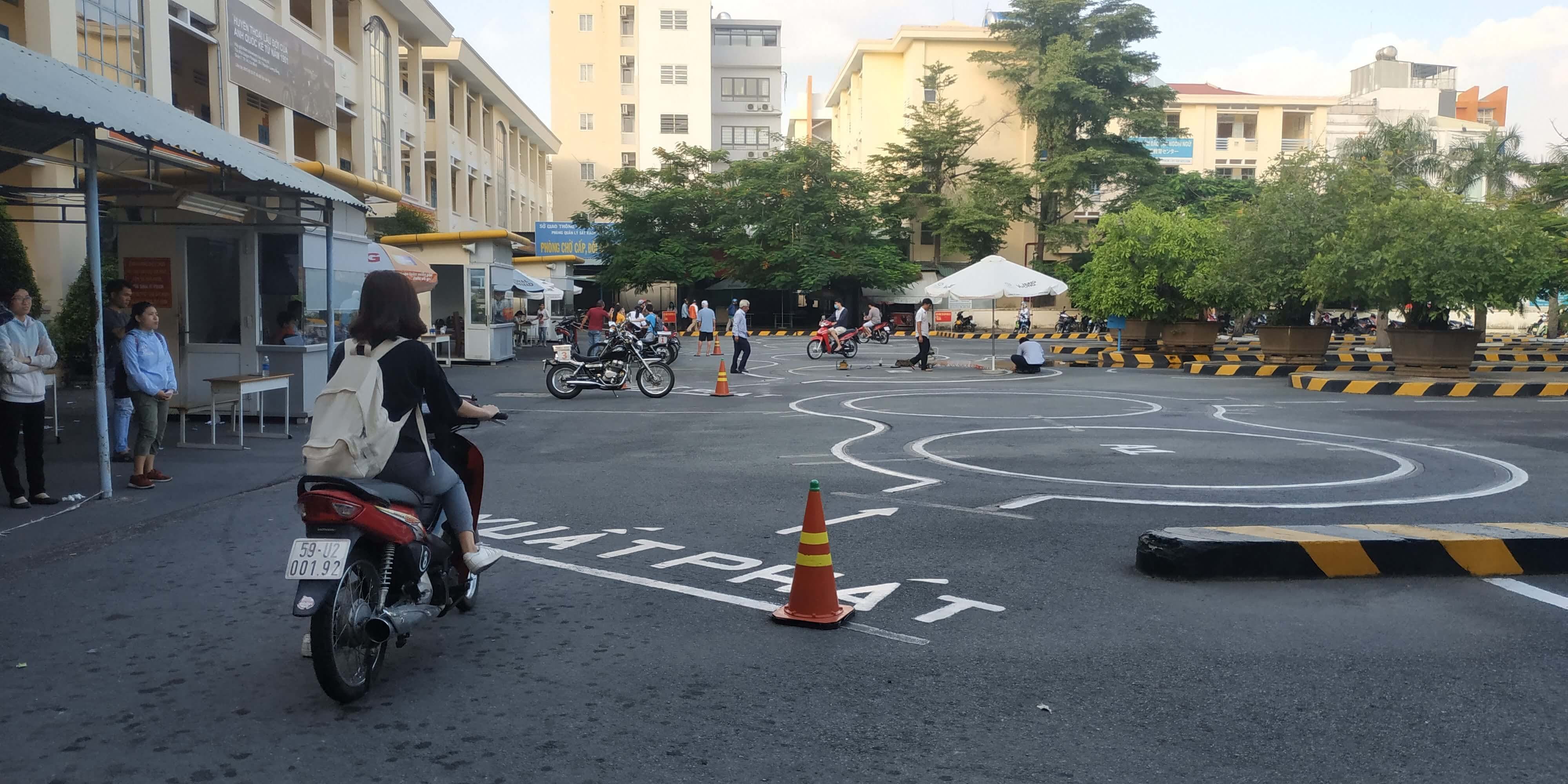 Người dân tham gia thi bằng xe máy tại trung tâm sát hạch
