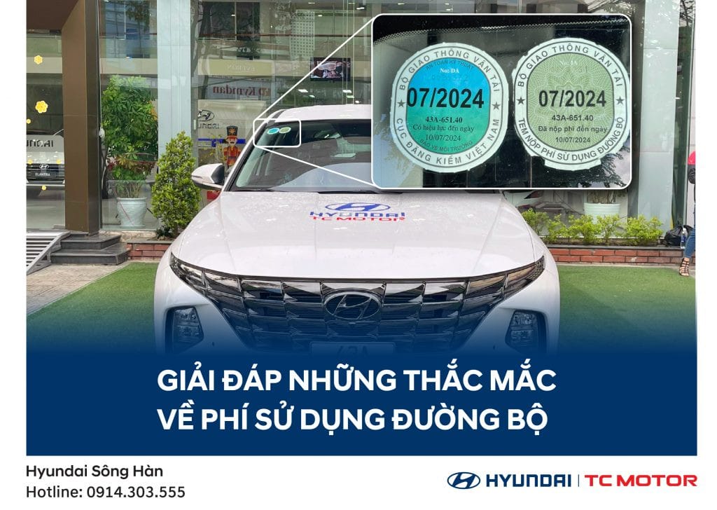 Người dân thực hiện nộp phí đường bộ tại trung tâm đăng kiểm xe cơ giới