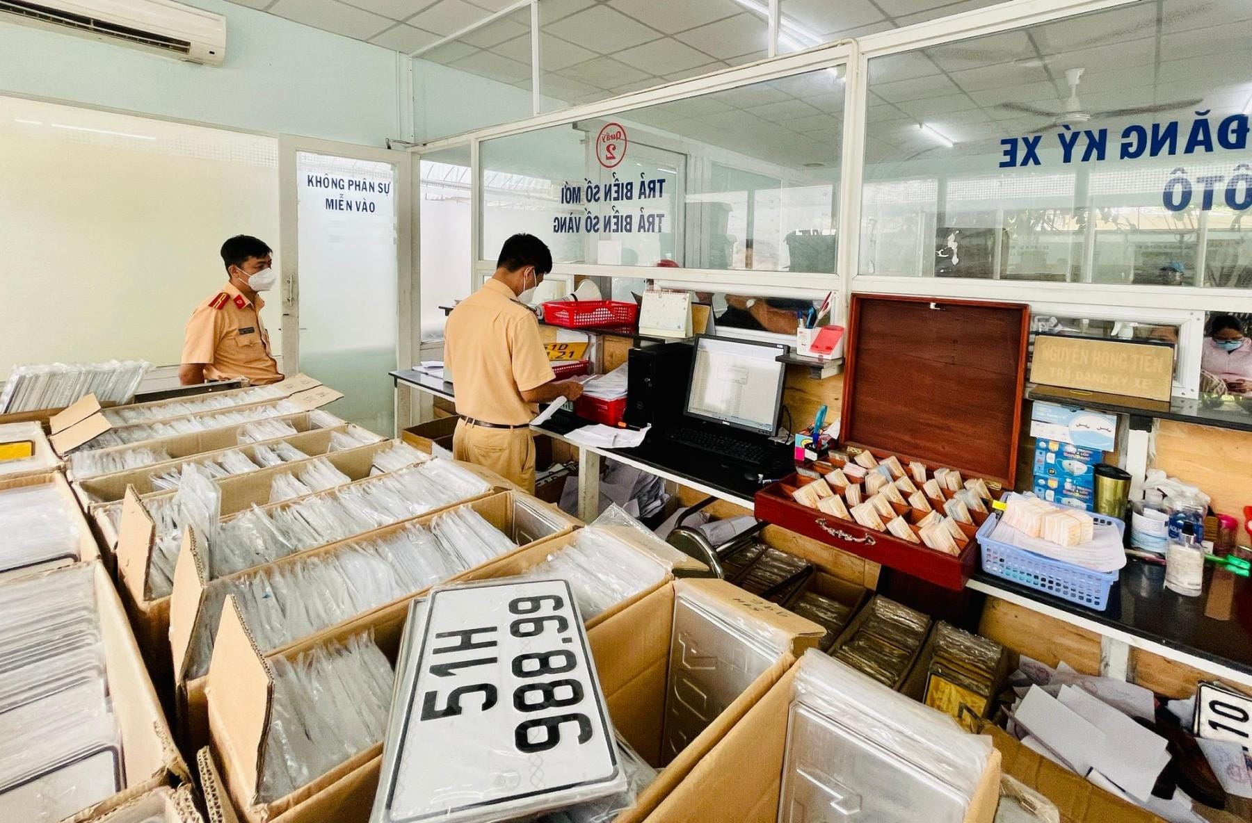 Người dân thực hiện thủ tục đăng ký xe với biển số trúng đấu giá