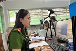 Người dân thực hiện thủ tục đổi giấy phép lái xe tại địa điểm cấp đổi ở TPHCM