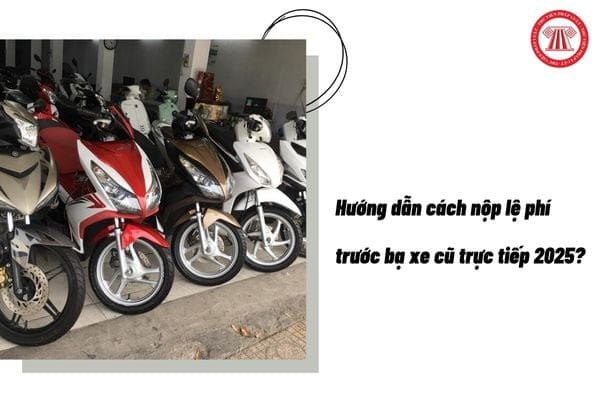Người dân thực hiện thủ tục nộp lệ phí trước bạ xe máy cũ tại cơ quan thuế