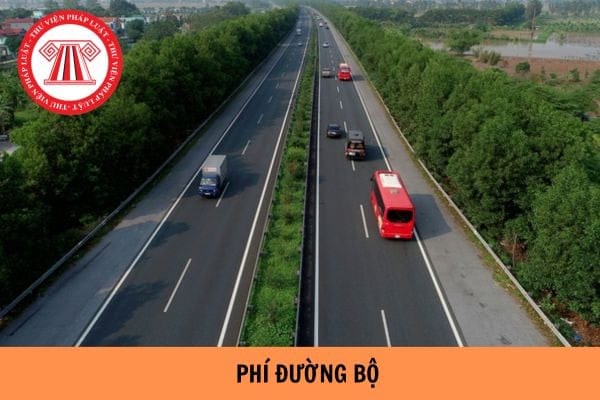 Người dân thực hiện thủ tục nộp phí đường bộ xe 5 chỗ tại cơ quan đăng kiểm