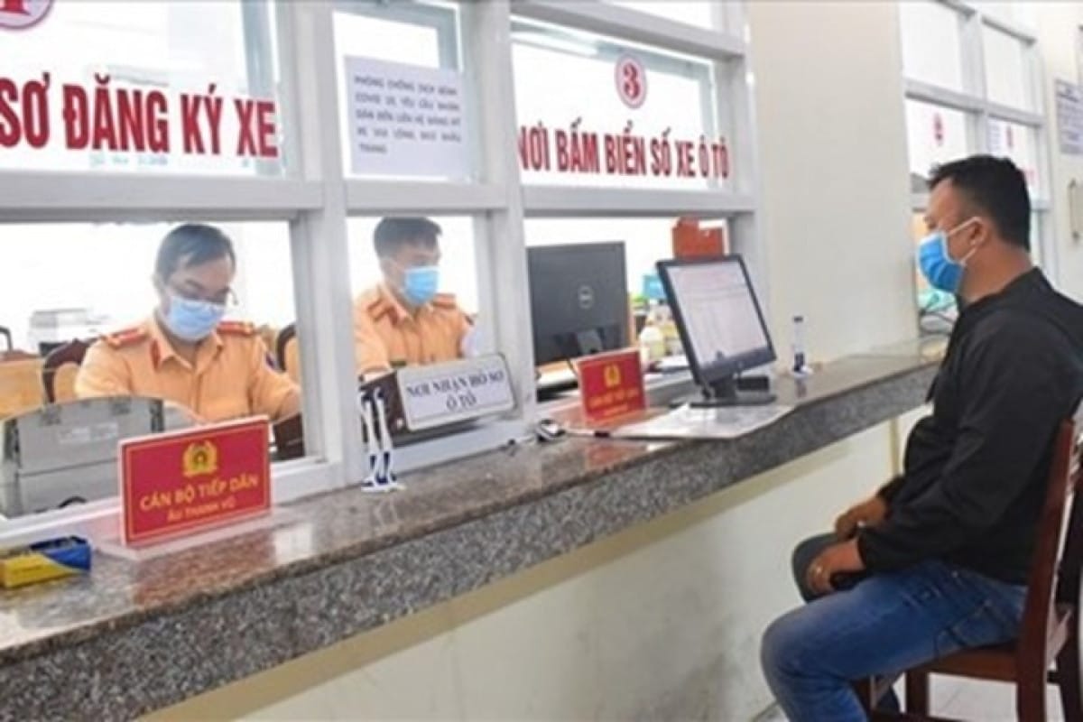 Người dân thực hiện thủ tục rút hồ sơ xe ô tô tại cơ quan công an