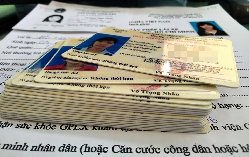Người dân tìm hiểu cách cấp lại bằng lái xe máy online khi bị mất.