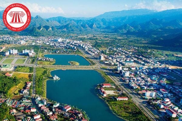 Người dân tìm hiểu thông tin về biển số xe và các quy định pháp luật.