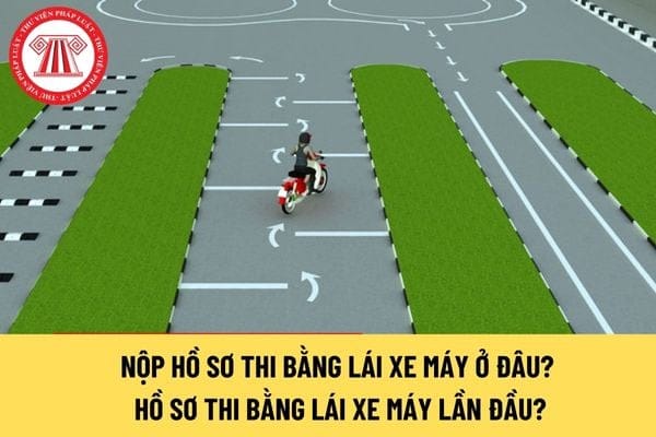 Người dân xếp hàng nộp hồ hồ sơ đăng ký thi bằng lái xe máy tại trung tâm sát hạch