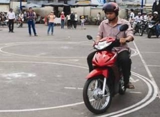 Người đang chuẩn bị thi thực hành lái xe máy hạng A1 tại sân sát hạch