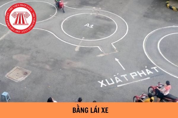 Người đang học lái xe máy thực hành trên sân sát hạch