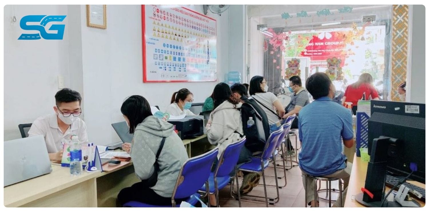 Người đang thi thực hành lái xe máy A1 tại sân sát hạch