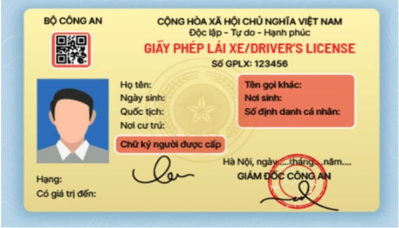 Người điều khiển phương tiện cầm trên tay giấy phép lái xe thẻ PET màu vàng rơm