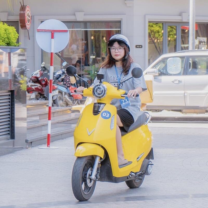 Người điều khiển xe 50cc đang di chuyển an toàn trên đường phố