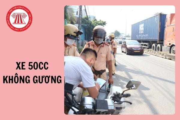 Người điều khiển xe 50cc kiểm tra gương chiếu hậu