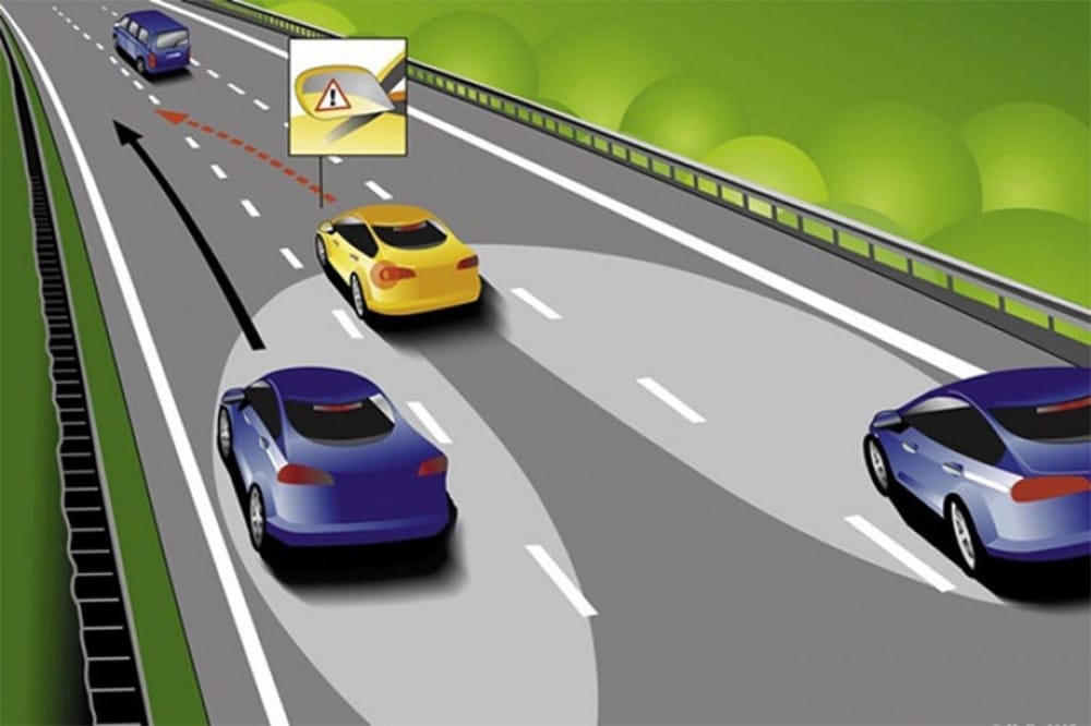 Người điều khiển xe máy bật đèn xi nhan khi chuẩn bị chuyển làn đường