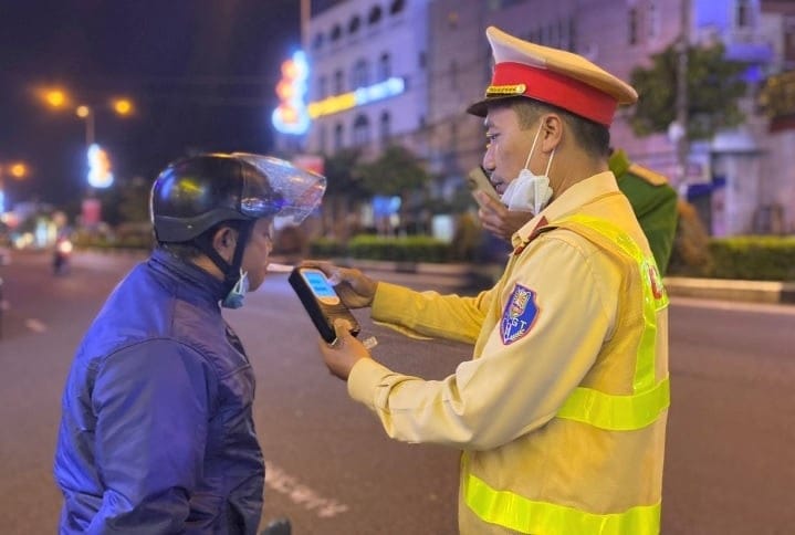 Người điều khiển xe máy bị kiểm tra nồng độ cồn