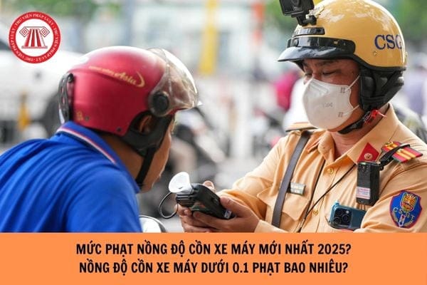Người điều khiển xe máy chấp hành kiểm tra nồng độ cồn, thể hiện sự tuân thủ quy định về an toàn giao thông đường bộ.